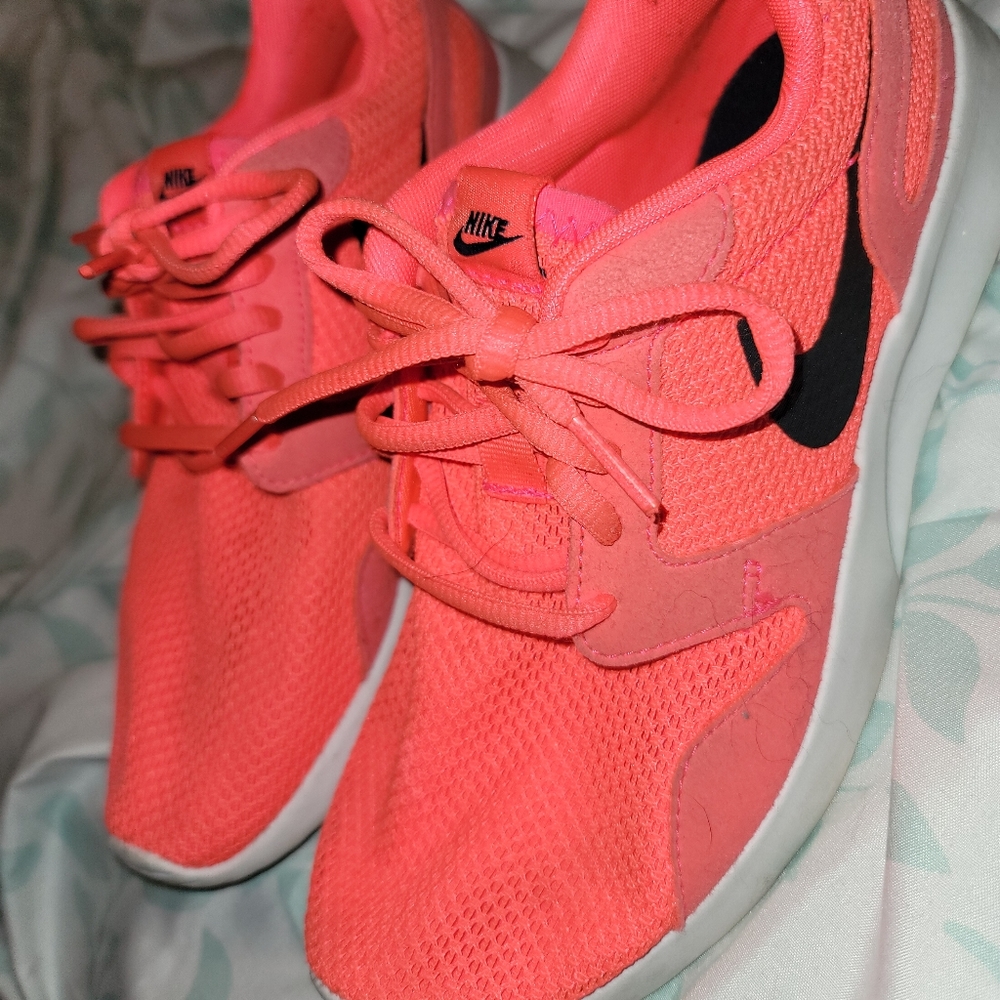 Nike women's tennis shoes